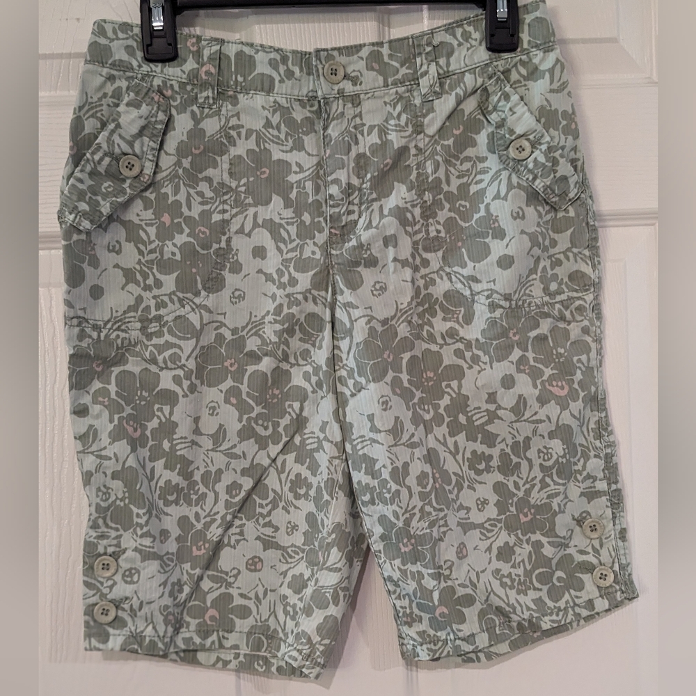 Gloria Vanderbilt Green Flower Print 11" Bermuda Shorts - Size 6P